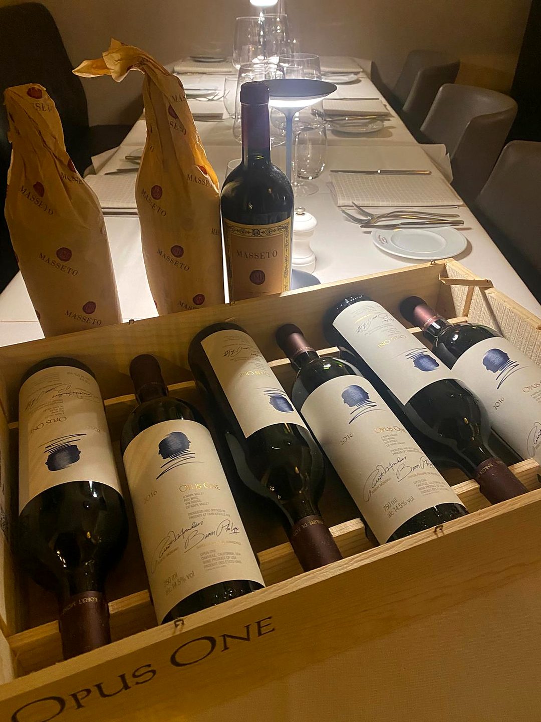 Eine Holzkiste mit Flaschen Opus One