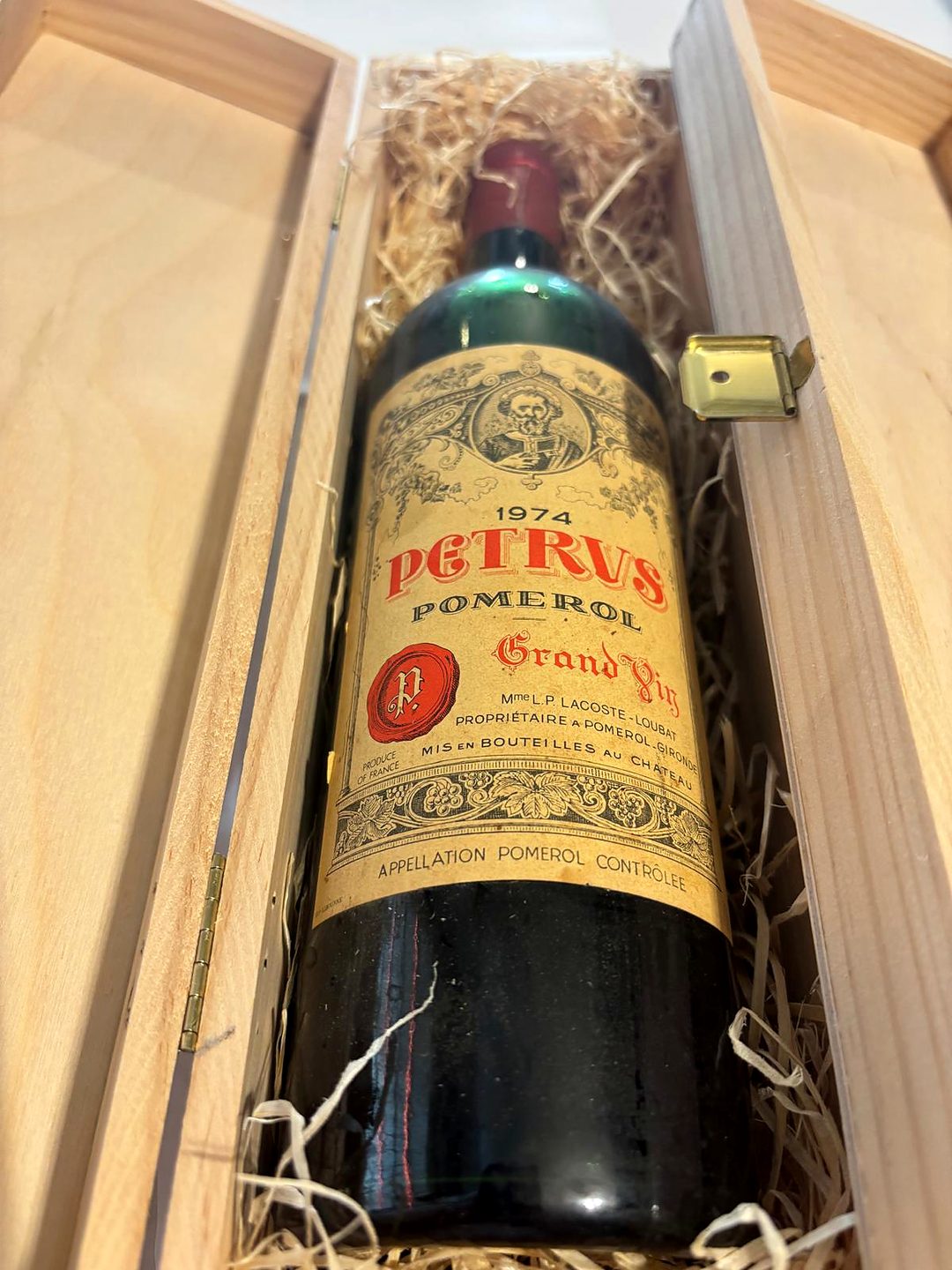 Eine Flasche Pétrus 1974 in der Holzkiste