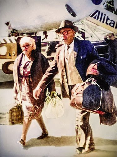 Ein älteres Paar mit Koffern vor einem Alitalia-Flugzeug – der Aufbruch in die Welt